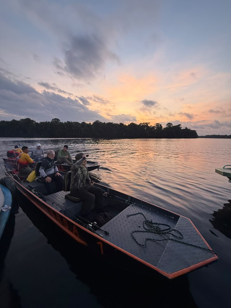 Barco sobre os rios amazônicos ao pôr do sol